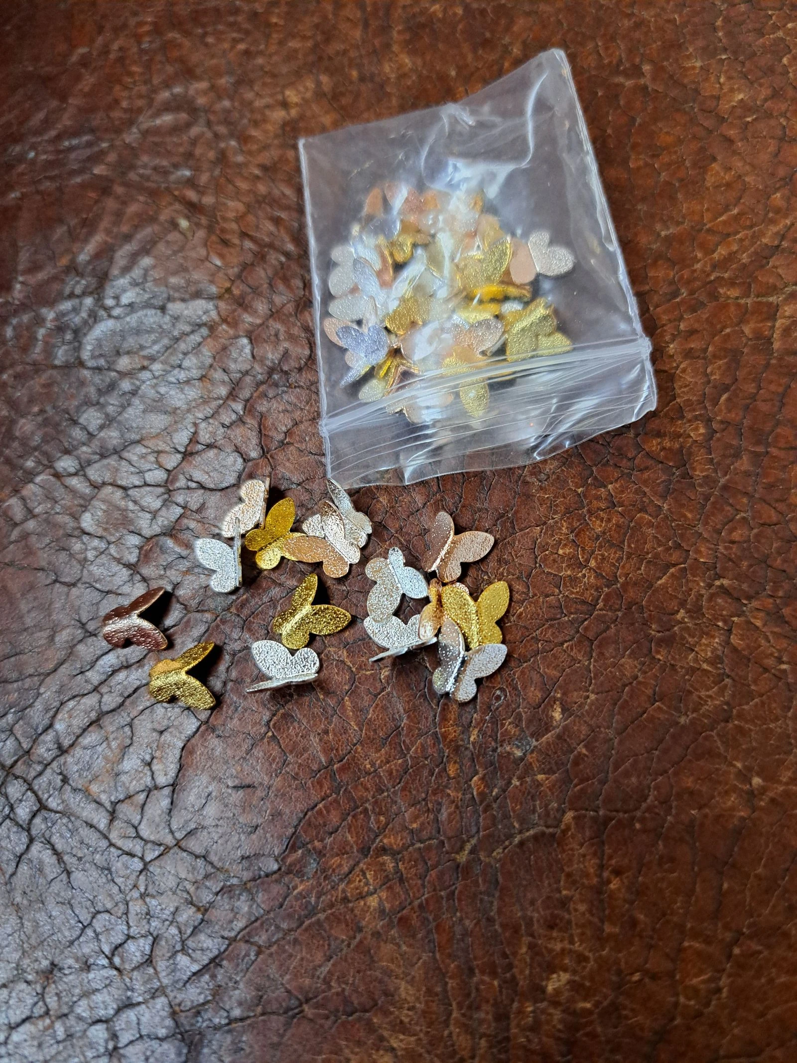 Petits papillons dorés, argentés, rose dorés 